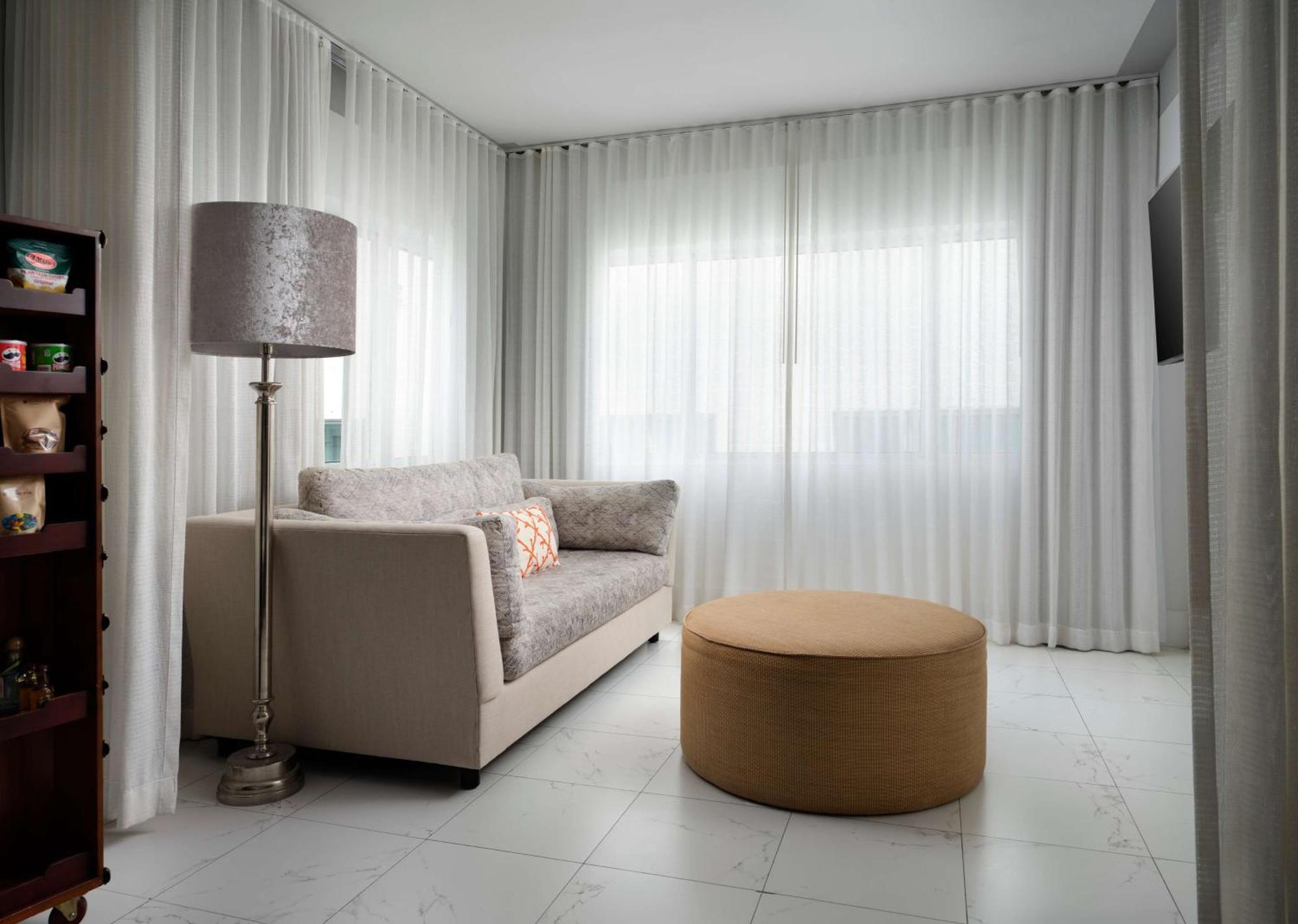 Nautilus Sonesta Miami Beach Exterior foto A living room with curtains