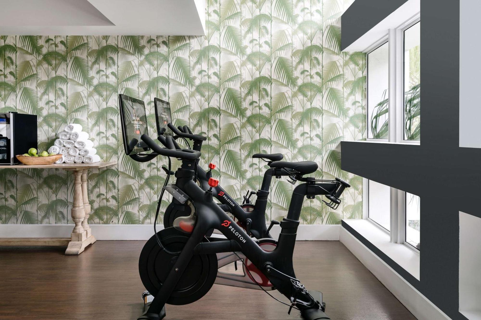Nautilus Sonesta Miami Beach Exterior foto Peloton stationary bike