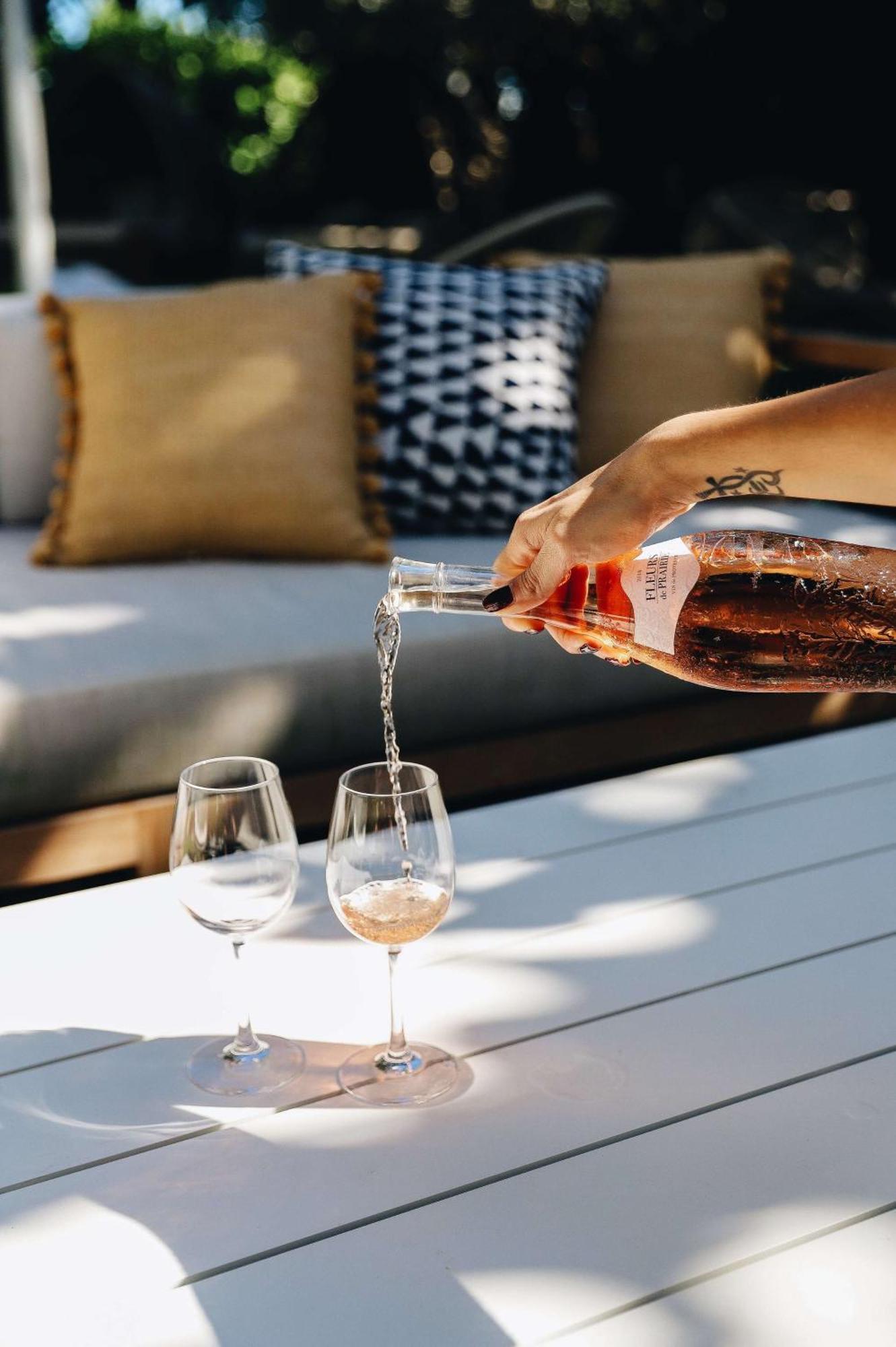 Nautilus Sonesta Miami Beach Exterior foto Wine being poured