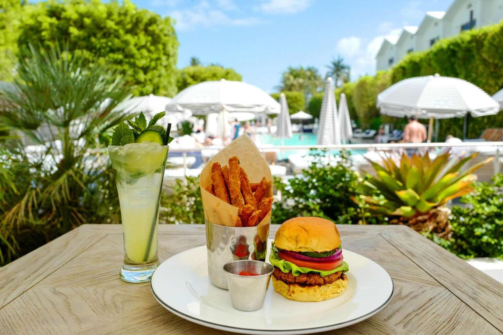 Nautilus Sonesta Miami Beach Exterior foto A vegan burger at the Fontainebleau Hotel in Miami Beach, Florida